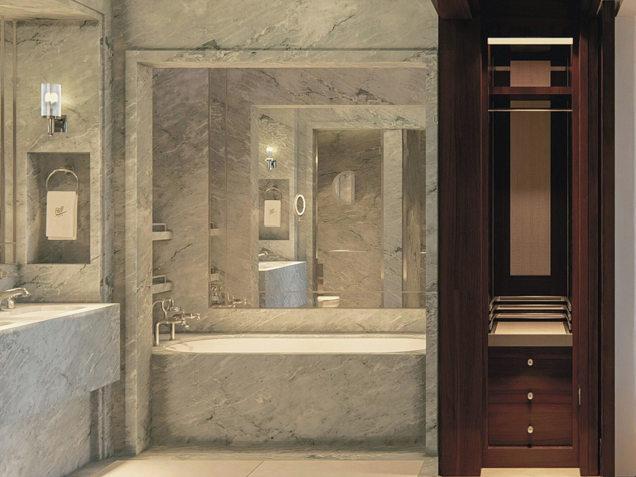 Un baño moderno con pared de mármol, un espejo grande, una bañera y una puerta de madera.
