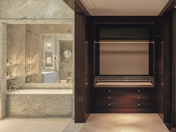 Suite (La Brava) | Bathroom