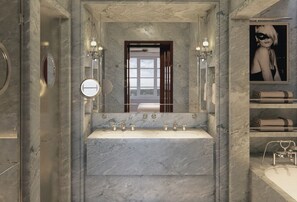 Premier Suite | Bathroom | Separate bathtub and shower, rainfall showerhead, free toiletries