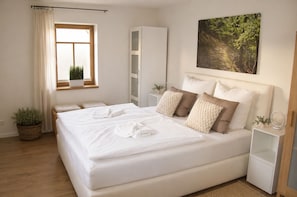 3 bedrooms, WiFi (free), bed sheets