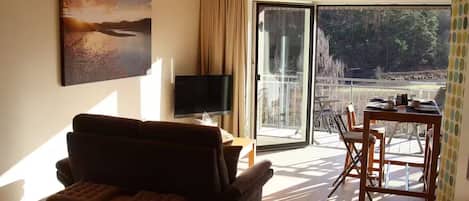 Smart TV, fireplace