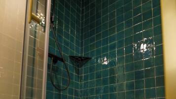 Douche, sĂšche-cheveux, serviettes fournies, papier toilette