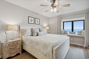 Room - Oceanfront Turtle Dunes 5th Floor RENOVATED -Private Balcony - Beach & Pool! (Fernandina Beach)