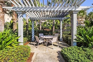 Outdoor dining - Oceanfront Turtle Dunes 5th Floor RENOVATED -Private Balcony - Beach & Pool! (Fernandina Beach)