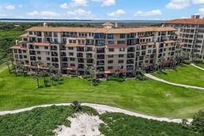 Exterior - Oceanfront Turtle Dunes 5th Floor RENOVATED -Private Balcony - Beach & Pool! (Fernandina Beach)