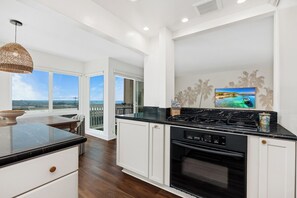 Fridge, microwave, oven, stovetop - Tide & Turf - New & Renovated, Racetrack, Ocean Views (Solana Beach)
