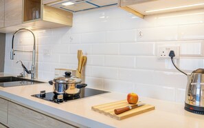 Private kitchen - Cozy studio apartment in lovely Nairobi with amazing city views (Nairobi)