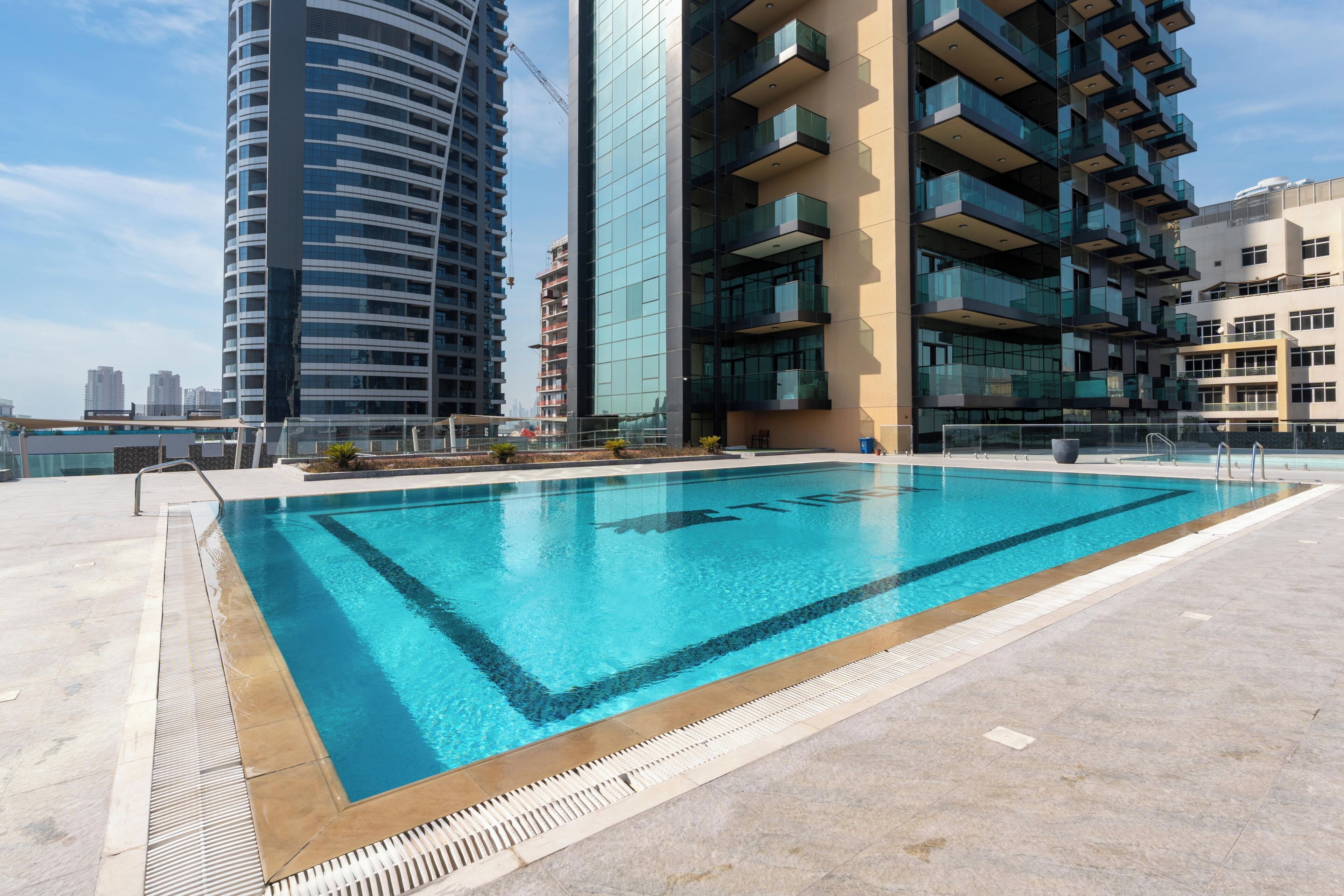 复式, 城市景观 | 泳池