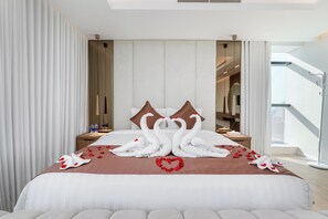 Tabla de planchar con plancha, wifi gratis y ropa de cama 