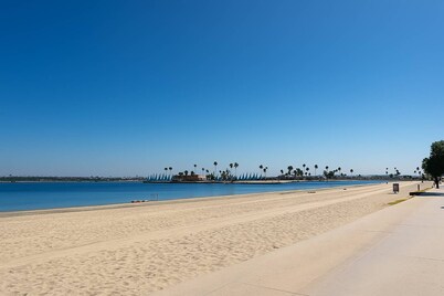 New Modern 1BR w Parking Steps to Bay Boardwalk