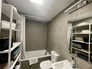 Apartment, 2 Schlafzimmer, barrierefrei, Balkon | Badezimmer
