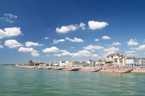 A coastal town with a beach, buildings, and a clear sky. - Seafront Apartment With Balcony Panoramic Views (Bognor Regis)