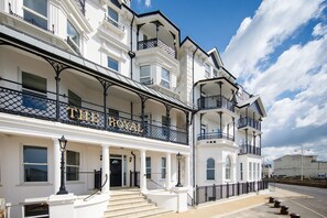Apartment - Seafront Apartment With Balcony Panoramic Views (Bognor Regis)