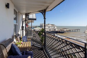 Apartment - Seafront Apartment With Balcony Panoramic Views (Bognor Regis)