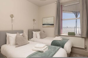 Apartment - Seafront Apartment With Balcony Panoramic Views (Bognor Regis)