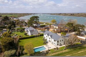5 bedrooms, Internet - Chic Harbour Retreat for 10 With Pool (Chichester)
