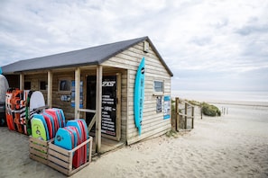House - Chic Harbour Retreat for 10 With Pool (Chichester)