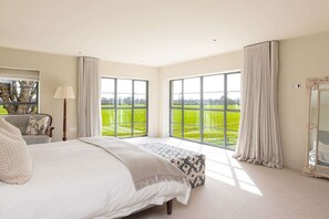 House - Chic Harbour Retreat for 10 With Pool (Chichester)