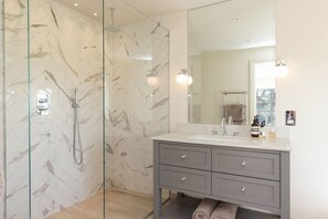 House - Chic Harbour Retreat for 10 With Pool (Chichester)