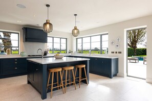 House - Chic Harbour Retreat for 10 With Pool (Chichester)