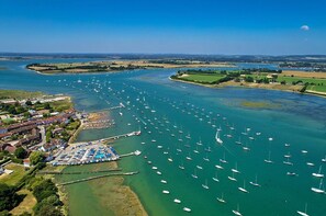 House - Chic Harbour Retreat for 10 With Pool (Chichester)