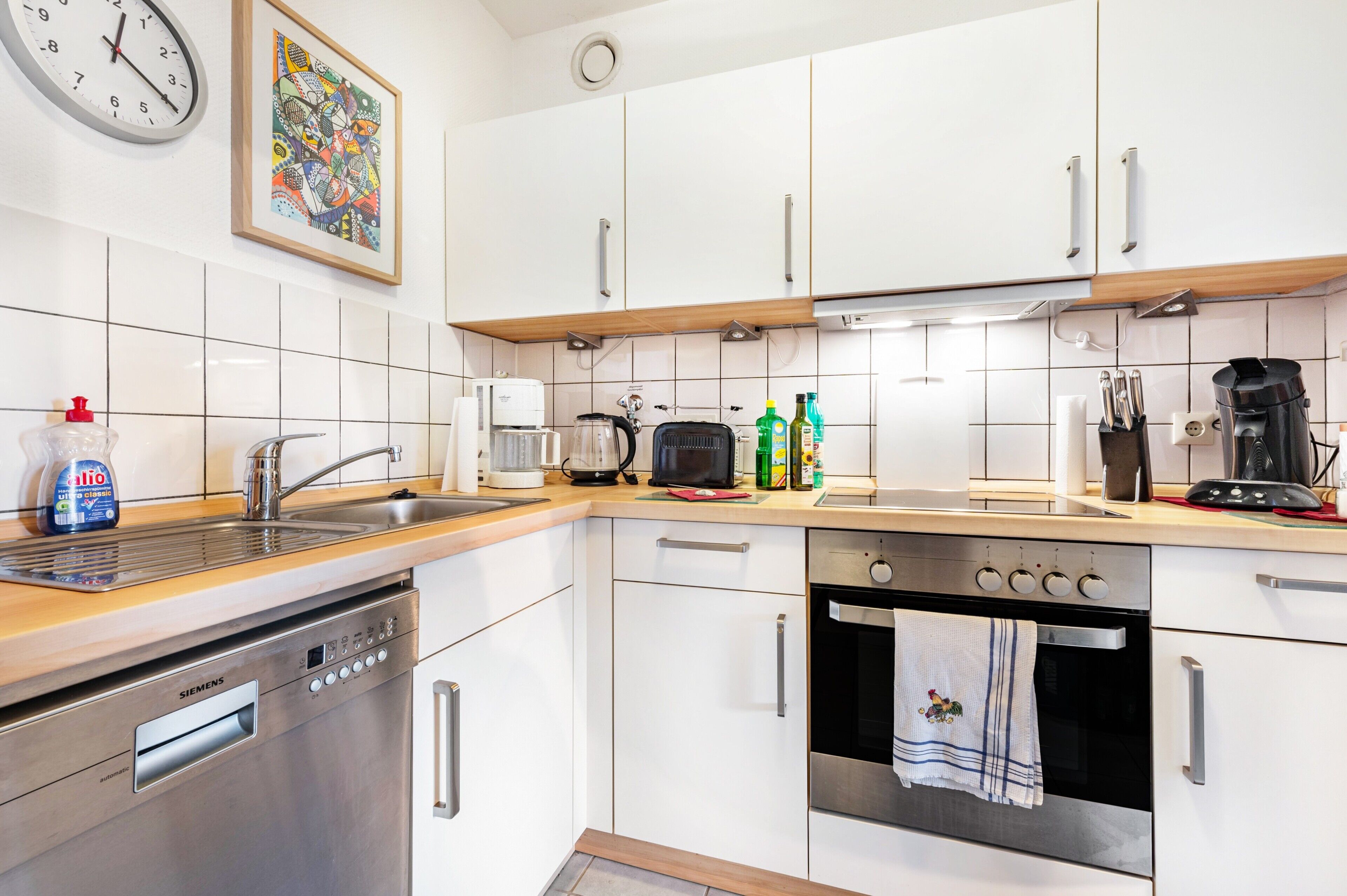 Frigorífico, microondas, horno y placa de cocina