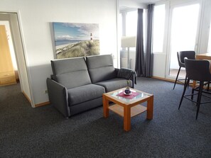 Living area - Apartment 'Nordseeblick' with Sea View, Pool and Balcony (Bremerhaven)