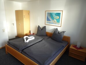 Room - Apartment 'Nordseeblick' with Sea View and Balcony (Bremerhaven)