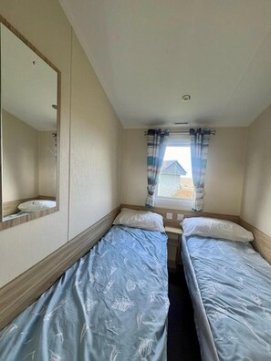 Room - Seaside Caravan in a Leisure Park with WiFi & Parking - 3 bedrooms (Rhyl)