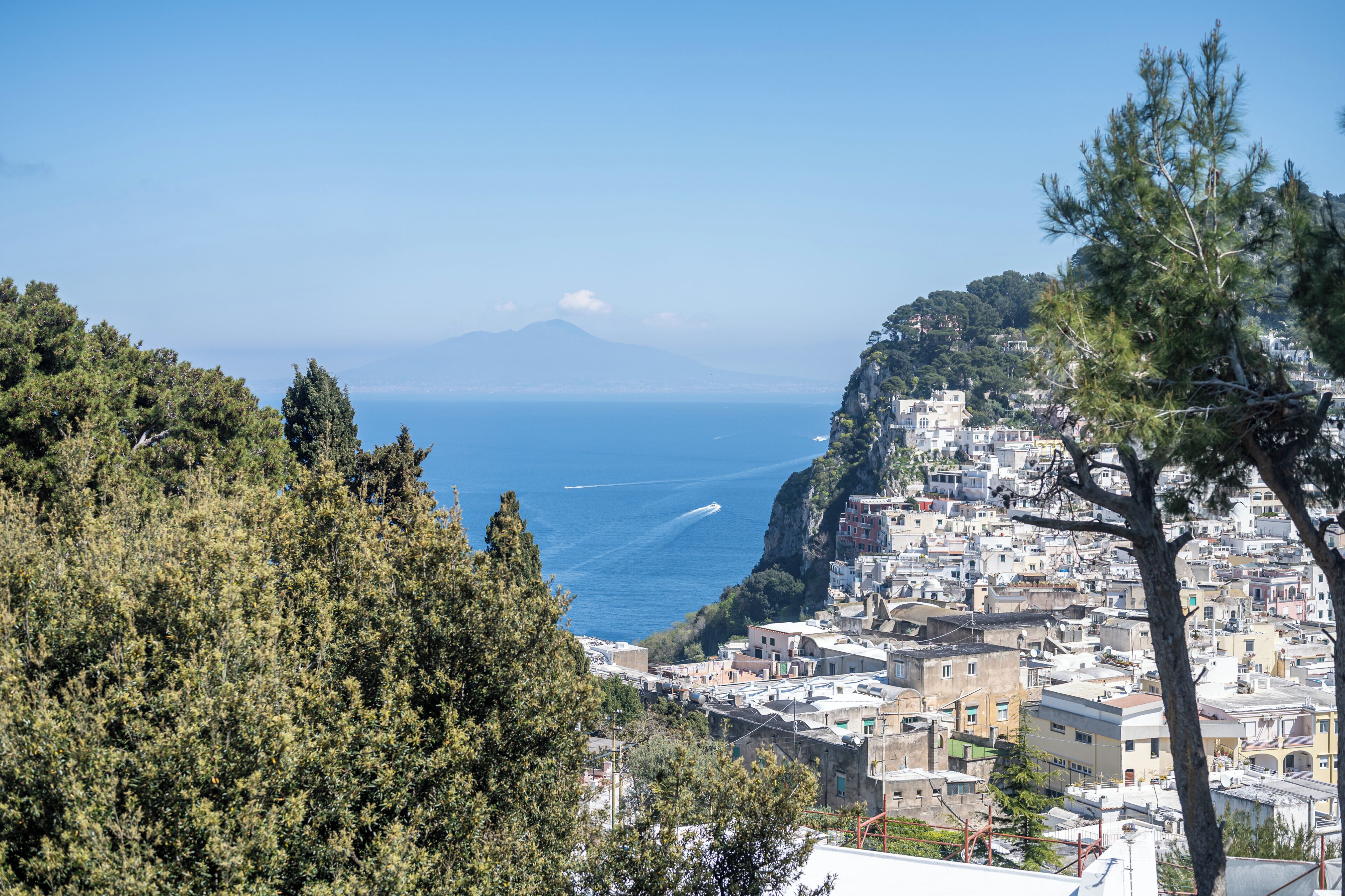 Un pueblo costero con edificios en una ladera, con vistas al mar.