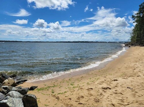 Lusby 4BD Family Home With Private Beach Access