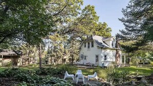 A large house with a garden, outdoor seating, and a stone pathway. - Spacious Linden Hills 4BD 2A Family Home (Minneapolis)