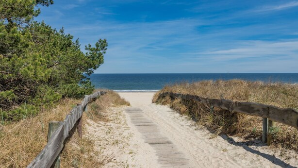 På stranden