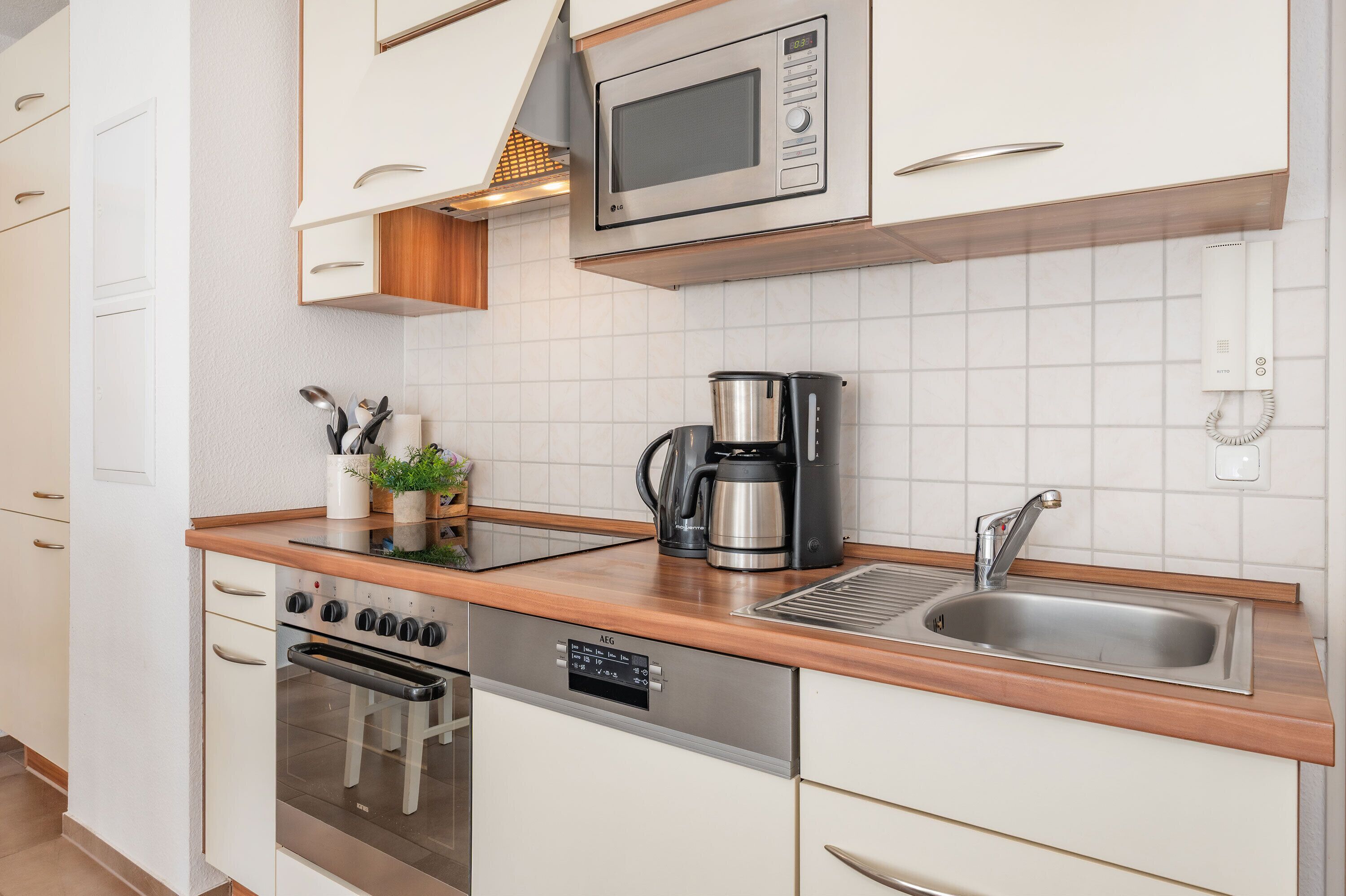 Kühlschrank, Mikrowelle, Ofen, Herdplatte