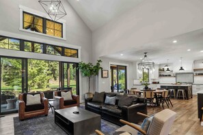 Smart TV, chimenea, tenis de mesa y libros 