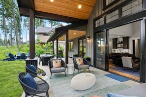 Outdoor dining - Pet-Friendly Golf Lodge · Walk to Spa  Winery · 1PM Check-In/Out (Cle Elum)