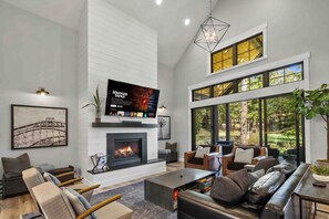 Interior - Pet-Friendly Golf Lodge · Walk to Spa  Winery · 1PM Check-In/Out (Cle Elum)