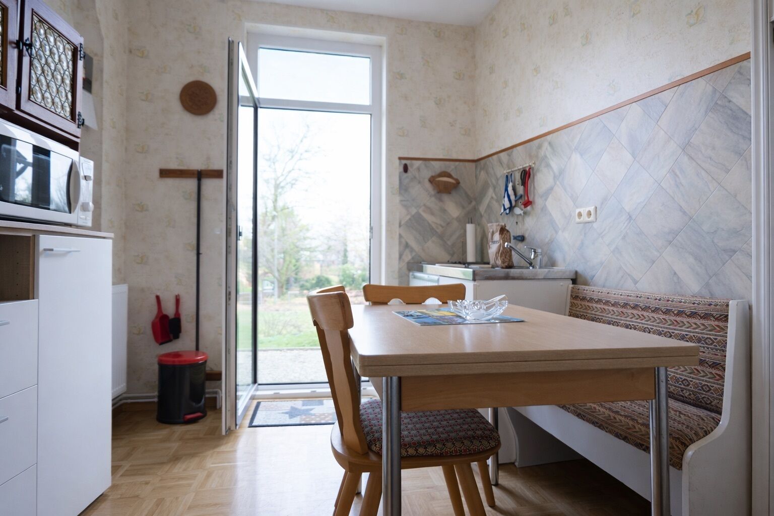Kühlschrank, Mikrowelle, Herdplatte, Wasserkocher mit Kaffee-/Teezubehör