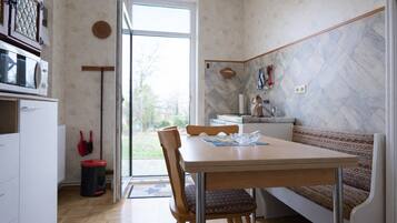 Kühlschrank, Mikrowelle, Herdplatte, Wasserkocher mit Kaffee-/Teezubehör