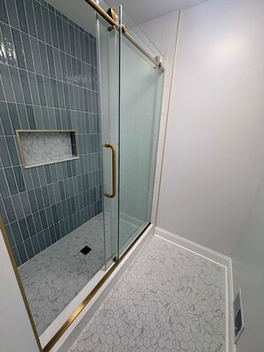 Shower, hair dryer, towels, toilet paper - Beautifully Renovated 4br Home on Avalon - Stone Harbor Border - Pet Friendly (Avalon)