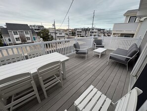 Outdoor dining - Beautifully Renovated 4br Home on Avalon - Stone Harbor Border - Pet Friendly (Avalon)