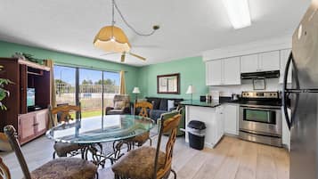 Kondominium Khas, 1 kamar tidur, patio, pemandangan kebun | Makan di kamar