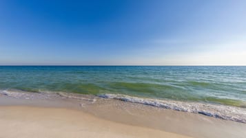 Una spiaggia nelle vicinanze