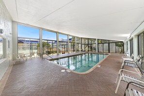Una piscina cubierta, una piscina al aire libre