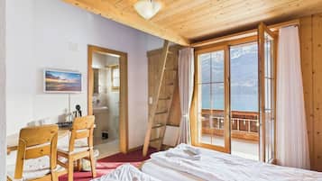 Family Room with gallery and lake view Nr. 2 | Gratis wifi, beddengoed