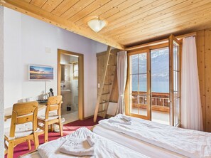 Family Room with gallery and lake view Nr. 2 | Ilmainen Wi-Fi, vuodevaatteet