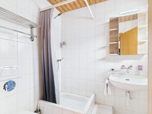 Family Room with gallery and lake view Nr. 2 | Bathroom | Towels - Hotel Wildbach Brienz (Brienz)