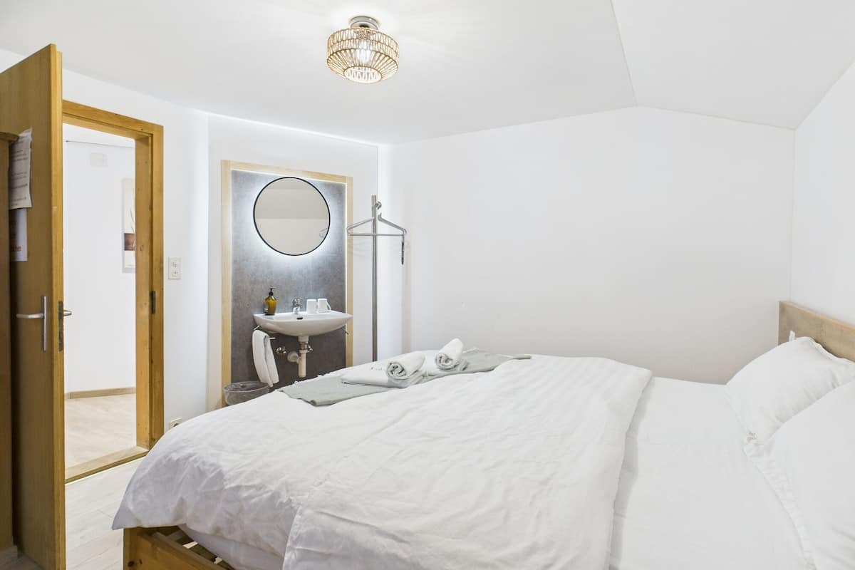 Standard Double Room with shared bathroom and WC Nr. 8