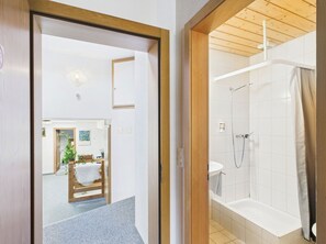 Superior Double Room with lake view, balcony Nr. 4 | Bathroom - Hotel Wildbach Brienz (Brienz)