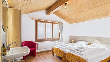 Standard Double Room with shared bathroom and WC Nr. 7 | Free WiFi, bed sheets